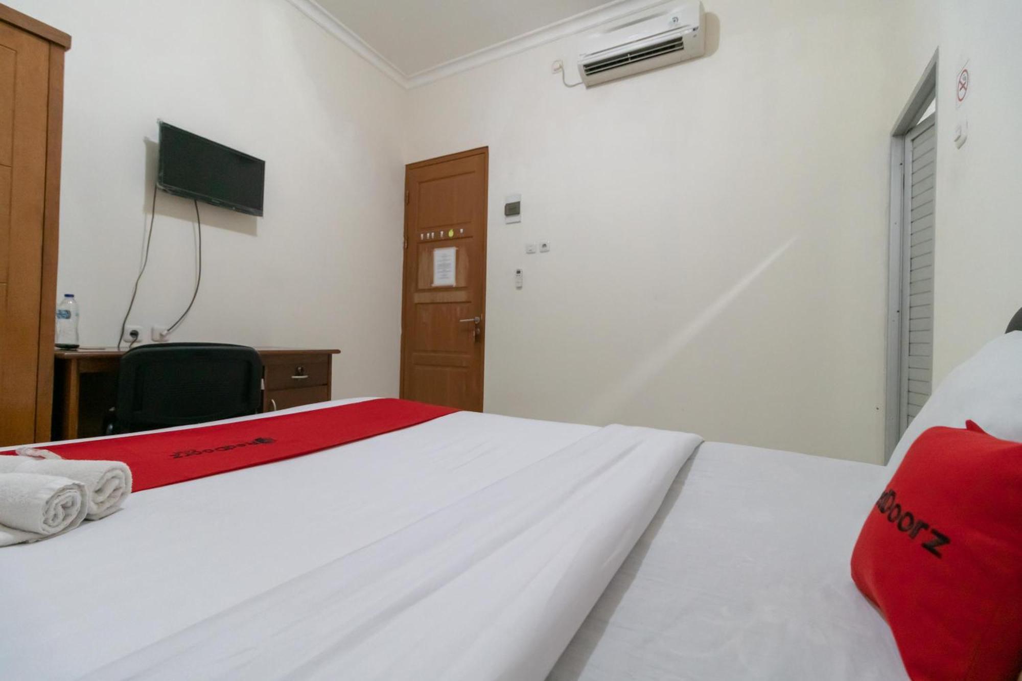 Hotel RedDoorz near Universitas Esa Unggul Bekasi Harapan Indah Exterior foto