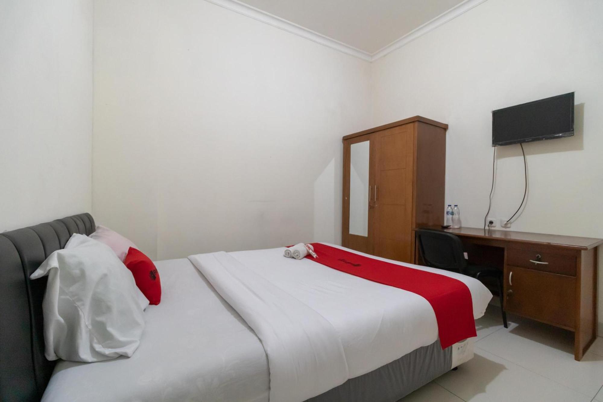 Hotel RedDoorz near Universitas Esa Unggul Bekasi Harapan Indah Exterior foto